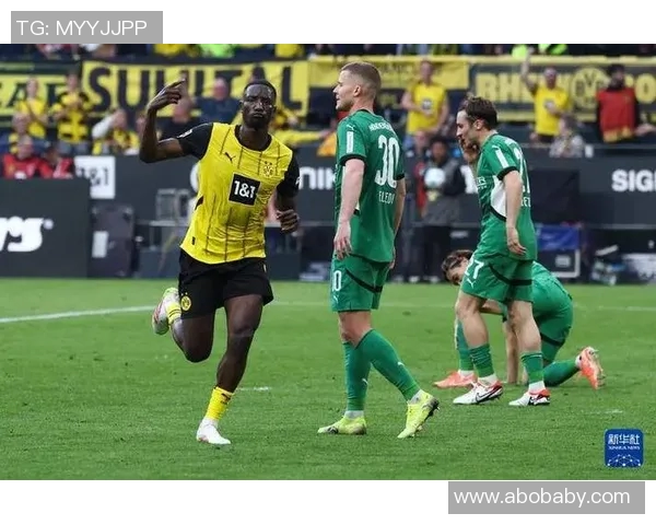 门兴主场大胜，明斯特遭遇惨败，全队狂欢庆祝胜利振奋士气